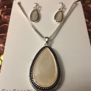 Beautiful Matching Necklace & Earring Set Silver Tone Creamy Faux Stones NEW